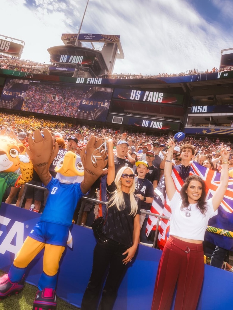 Paris Hilton cùng gia đình có mặt trên khán đài theo dõi một trận đấu tại World Cup 2026.