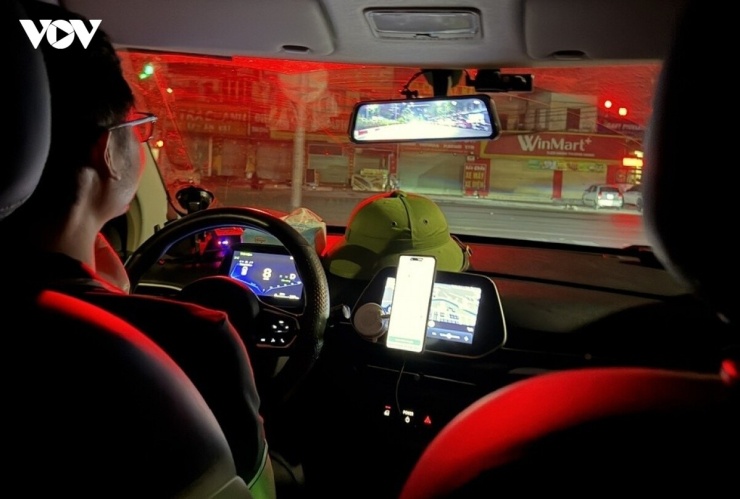 Đối với việc lái xe buýt nội tỉnh và taxi thì sau mỗi 4 giờ lái xe liên tục, tài xế phải dừng nghỉ tối thiểu 5 phút. (Ảnh minh họa)