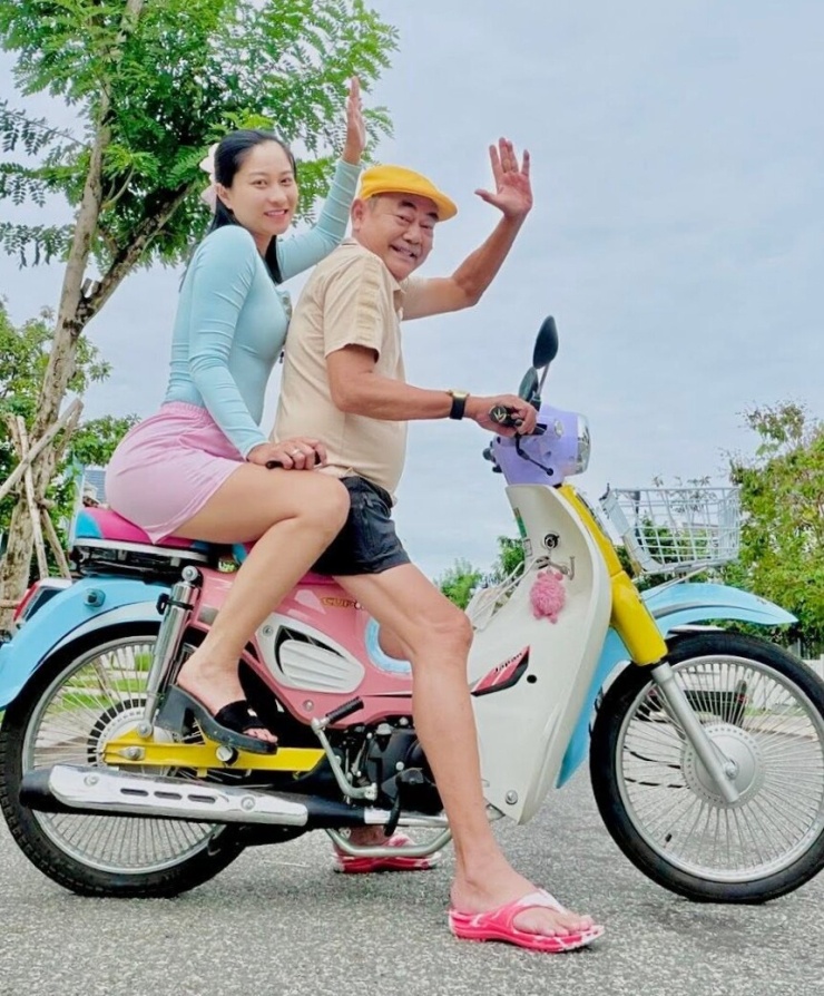 Việt Anh thoải mái đăng ảnh cùng vợ sau thời gian hạn chế chia sẻ trên mạng xã hội.