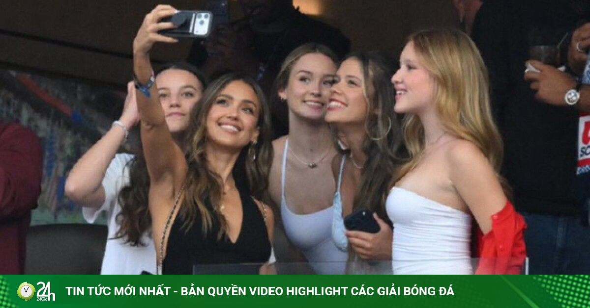World Cup nóng hậu trường: "5 nàng tiên" khoe sắc, nữ trọng tài khiến fan mê mẩn