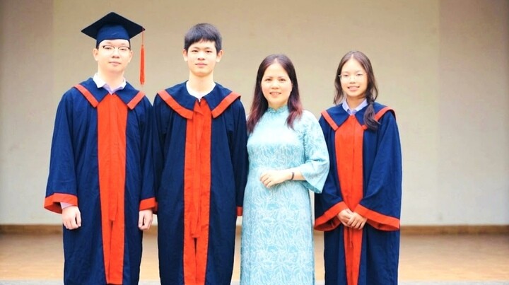 Đỗ Gia Bảo (thủ khoa chuyên Tin) và Hồ Nhật Quang (thủ khoa chuyên Hóa) của trường THPT Chuyên Khoa học Tự nhiên - cô giáo chủ nhiệm Nguyễn Linh và Trần Minh Hà - thủ khoa lớp 10 công lập Hà Nội năm 2026.