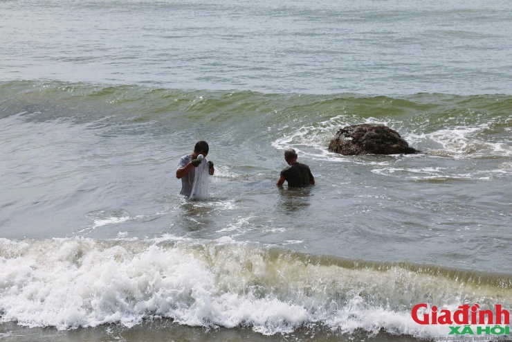 Những người đàn ông bơi ra các bãi đá ngầm ngoài xa. Ở đó, vẹm xanh thường to hơn, bám thành từng mảng dày nhưng việc khai thác cũng nguy hiểm hơn nhiều.