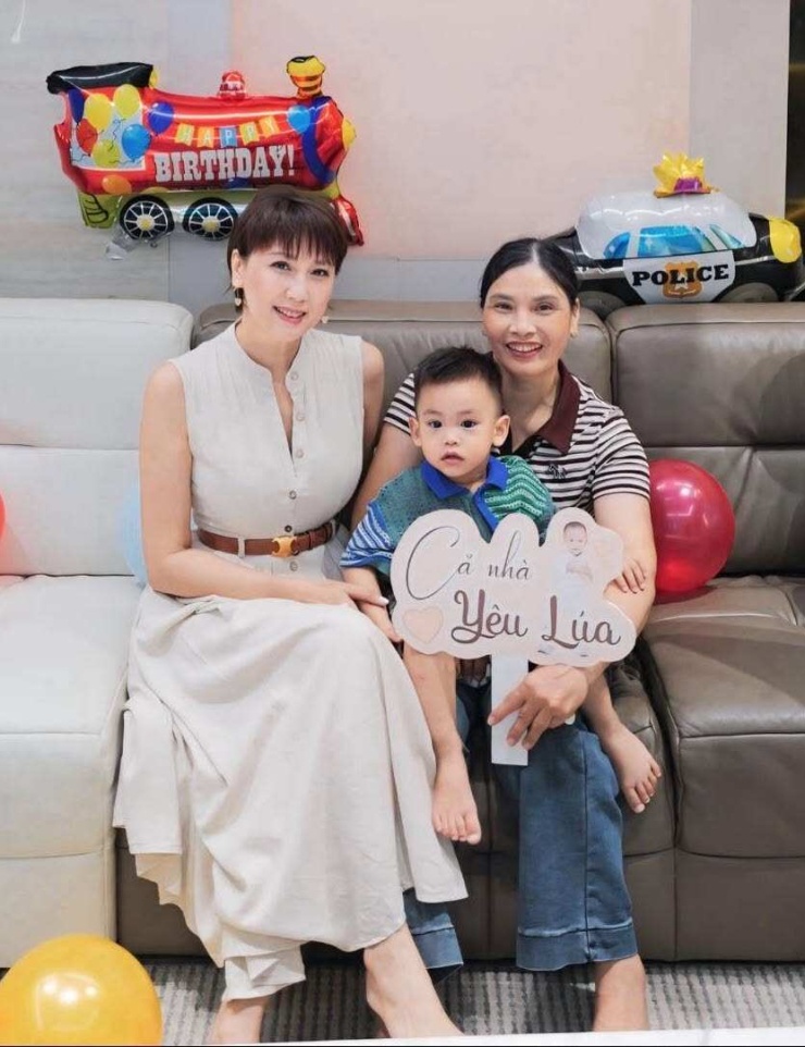 Xuất hiện cùng bà thông gia trong tiệc sinh nhật cháu ngoại, bà Mai Đoàn gây chú ý với diện mạo trẻ trung, cá tính.