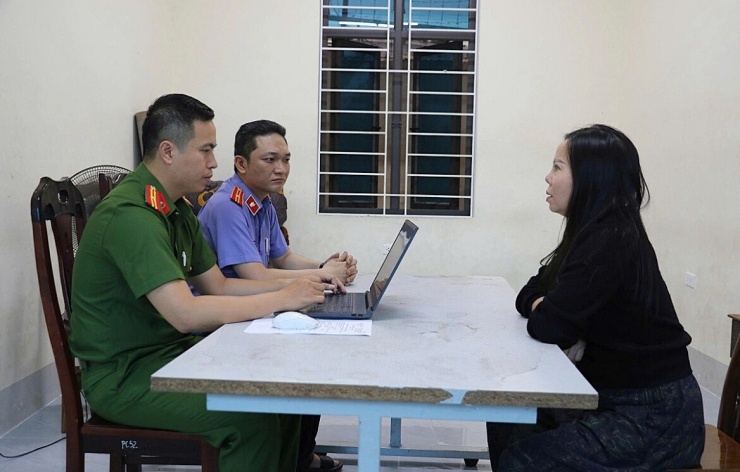 Đối tượng Võ Thị Hằng tại cơ quan Công an. (Ảnh: Công an tỉnh Nghệ An).
