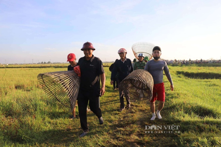 Ngay từ sáng sớm, hàng nghìn người dân địa phương và du khách đã tập trung quanh Vực Rào.