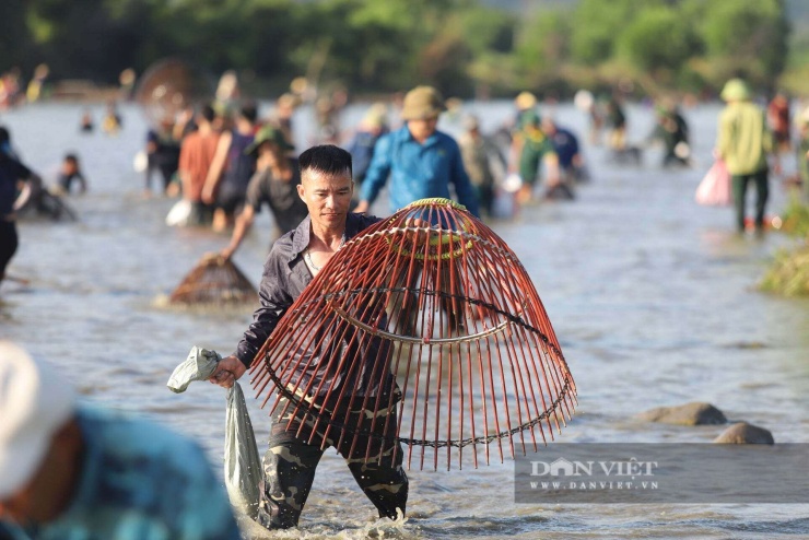 Không khí lễ hội sôi động với tiếng hò reo vang khắp Vực Rào.