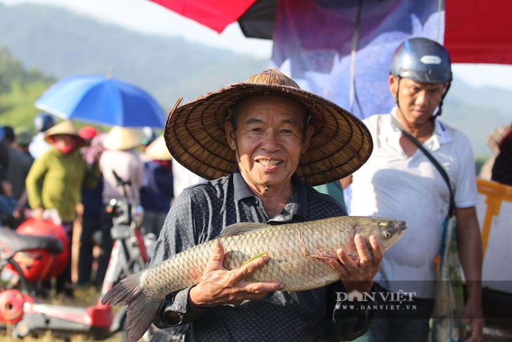 Ông Nguyễn Quang Trung (75 tuổi, trú xã Nghi Xuân, tỉnh Hà Tĩnh) cho biết, Lễ hội bắt cá Vực Rào được tổ chức hằng năm sau vụ Đông Xuân. Người dân quan niệm cá bắt được trong ngày hội là "lộc" đầu mùa nên thường chọn những con cá tươi ngon nhất để cúng cơm mới, cầu mong một năm mưa thuận gió hòa, mùa màng bội thu và cuộc sống no đủ.