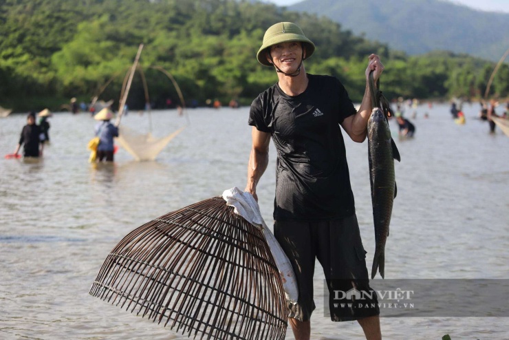 Cá bắt được trong ngày hội được người dân xem là "lộc" đầu mùa.