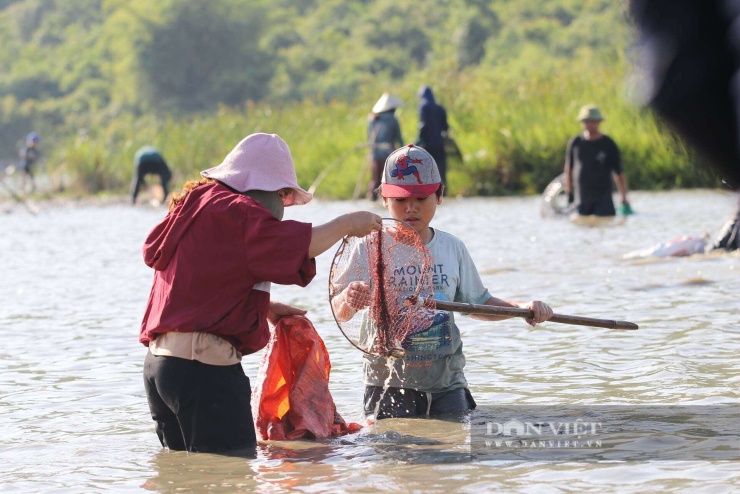 Trẻ em và phụ nữ cũng hào hứng tham gia ngày hội truyền thống.