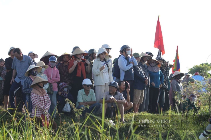 Đông đảo người dân và du khách đứng kín hai bên bờ Vực Rào, hào hứng cổ vũ các "nơm thủ" tham gia lễ hội bắt cá truyền thống.