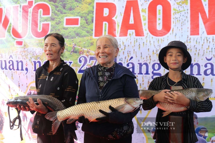 Ban tổ chức trao giải cho 3 ngư thủ bắt được những con cá lớn nhất, với giải Nhất 1 triệu đồng, giải Nhì 500.000 đồng và giải Ba 300.000 đồng.