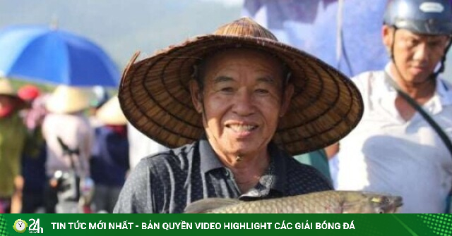 Bắt cá cầu may, hàng nghìn người dân đội nắng xuống Vực Rào (Hà Tĩnh) tham gia lễ hội truyền thống hơn 300 năm tuổi