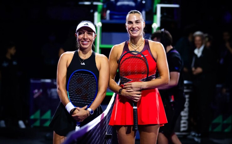 Sabalenka (váy đỏ) thừa nhận bị Jessica (váy đen) đánh bại "như trẻ con" trước thềm Wimbledon 2026