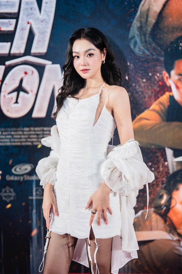 Nữ công an chìm vừa lộ diện trong phim cảnh sát hình sự VTV ngoài đời gợi cảm - 5
