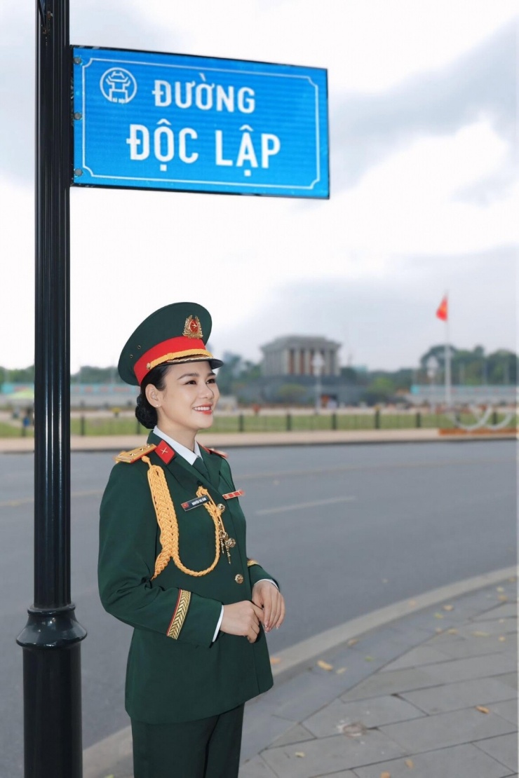 Huyền Sâm đang công tác ở Nhà hát Kịch nói Quân đội, mang quân hàm Trung tá