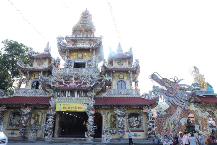 Chùa Linh Phước tọa lạc tại số 120 Tự Phước, phường Xuân Trường, TP Đà Lạt thuộc địa bàn Trại Mát, cách trung tâm thành phố 8 km, trên quốc lộ 20. Chùa còn được gọi là Chùa Ve Chai vì trong sân chùa có con rồng dài 49 m được làm bằng 12.000 vỏ chai lọ.
