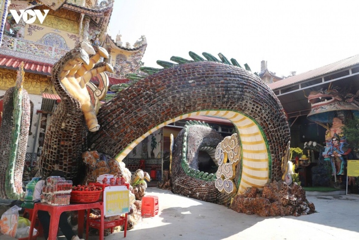 Điểm đặc biệt là phần thân rồng được tạo nên từ vỏ chai, còn vảy rồng được khảm bằng những mảnh sành, sứ công phu và tinh xảo. Đây cũng là chất liệu chủ đạo được sử dụng để trang trí toàn bộ quần thể chùa Linh Phước, tạo nên một quần thể rực rỡ và độc đáo bậc nhất Đà Lạt.