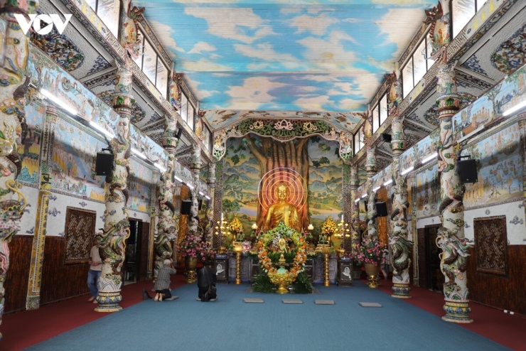Chùa có diện tích hơn 6.666 m2, Chánh điện dài 33 m, rộng 12 m, có 2 hàng cột rồng khảm sành. Bên trên là nhiều bức phù điêu khảm sành giới thiệu về lịch sử Phật Thích Ca và những điển tích trong các Kinh Pháp Hoa và Kinh A Di Đà.