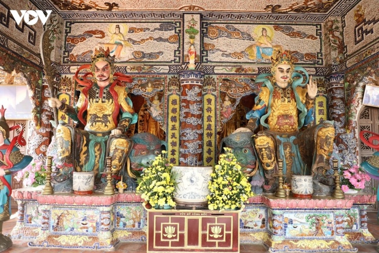 Hai pho tượng Hộ pháp lớn ngự ở chân tháp.