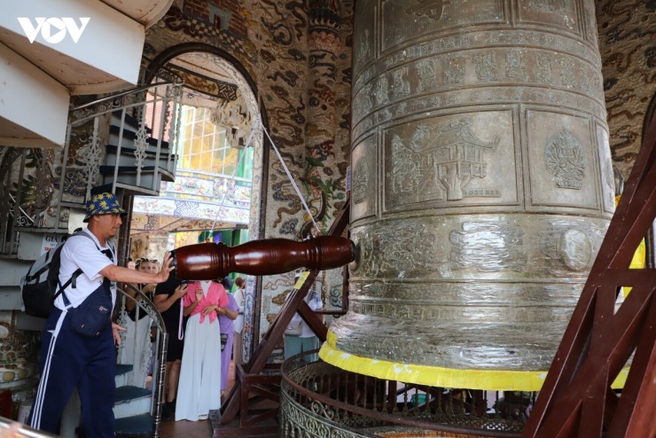 Đại Hồng Chung (chuông) của chùa Linh Phước cao 4,3 m, đường kính miệng chuông 2,33 m, nặng 8.500 kg và được đúc vào năm 1999. Trong nhiều năm, đây từng được ghi nhận là chiếc chuông nặng nhất Việt Nam. Hiện nay chiếc chuông nặng nhất Việt Nam thuộc về Chuông tại Bảo Tháp của Chùa Bái Đính (Ninh Bình).