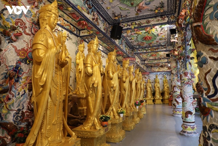 Không gian nội điện uy nghi với 324 tác phẩm tượng Quan Thế Âm Bồ Tát. Những pho tượng được chế tác hoàn toàn bằng sáp qua bàn tay tài hoa của các nghệ nhân Thái Lan, mang đường nét sống động và chân thực đến ngỡ ngàng. Đặc biệt, trong số các tác phẩm tại đây, có một bức tượng được tạc tỉ mỉ theo đúng khuôn mẫu và thần thái lúc sinh thời của cố lão Hòa thượng Minh Hạ Đức.