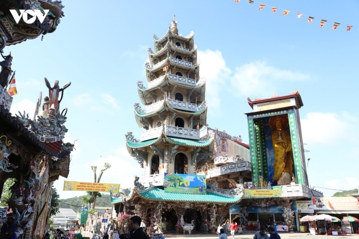 Tòa Linh Tháp 7 tầng cao hơn 36 m, đã được ghi nhận vào kỷ lục Quốc gia. Trong lòng tháp treo Đại Hồng Chung.