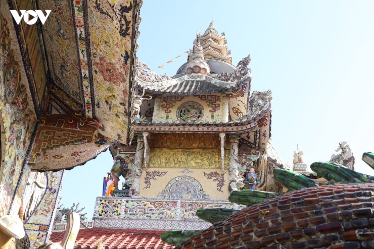 Các đường nét hoa văn sắc sảo của công trình thể hiện sự tài hoa cũng như tâm huyết của người thợ. Để có đủ số mảnh chai, sứ, sành cho công trình, các nhà sư đã phải đi đến các nhà dân, các nhà máy, xưởng sản xuất chai thủy tinh, gốm sứ quanh vùng để gom góp, cọ rửa, cắt, mài, thành những mảnh có hình dáng phù hợp có thể sử dụng. Mọi công đoạn đều được làm thủ công và tốn nhiều công sức.
