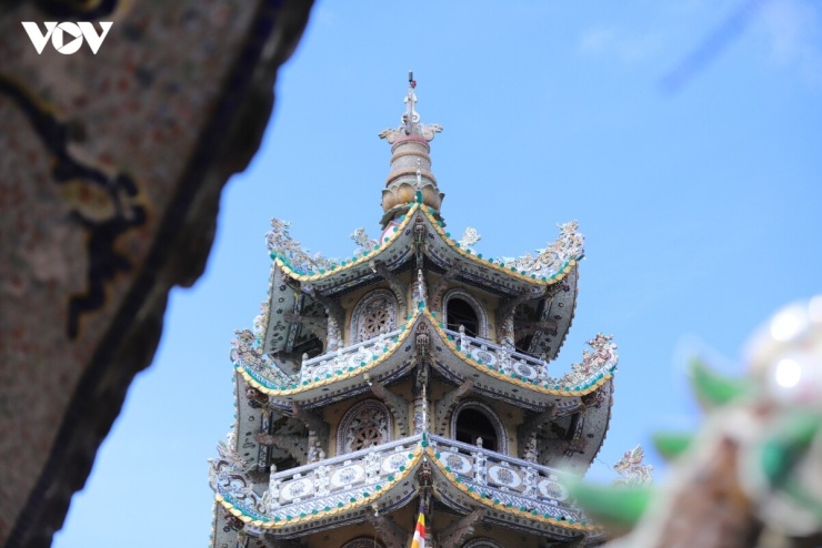 Bên cạnh lối kiến trúc độc đáo, chùa Linh Phước còn xuất hiện nhiều hiện tượng kỳ lạ thu hút sự quan tâm, hiếu kỳ của nhiều người. Đó là việc liên tục trong nhiều ngày, trên đỉnh Bảo Tháp xuất hiện một quầng sáng nhiều màu sắc trông rất đẹp mắt.