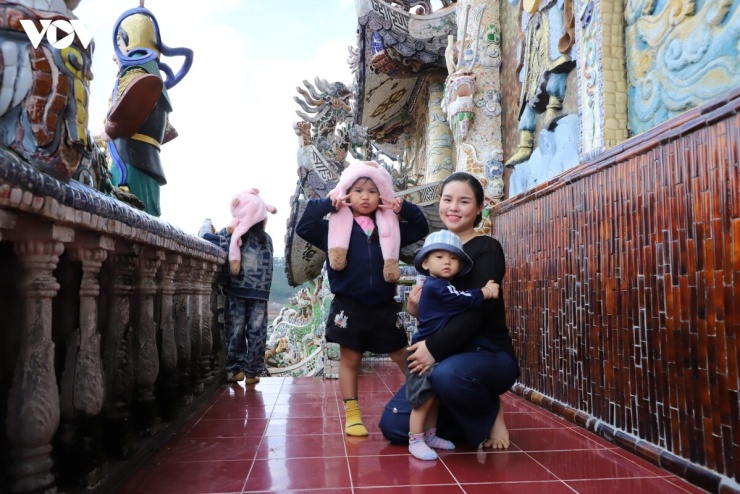 Du khách tranh thủ check-in