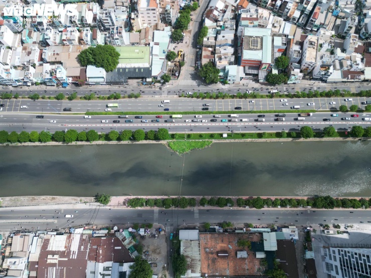 Theo thiết kế, tuyến sẽ vượt kênh Tàu Hủ và đại lộ Võ Văn Kiệt, đi dọc đường Cây Sung rồi vượt kênh Đôi. Riêng hệ thống cầu có tổng chiều dài khoảng 3,1km, bề rộng từ 16 - 30,5m.