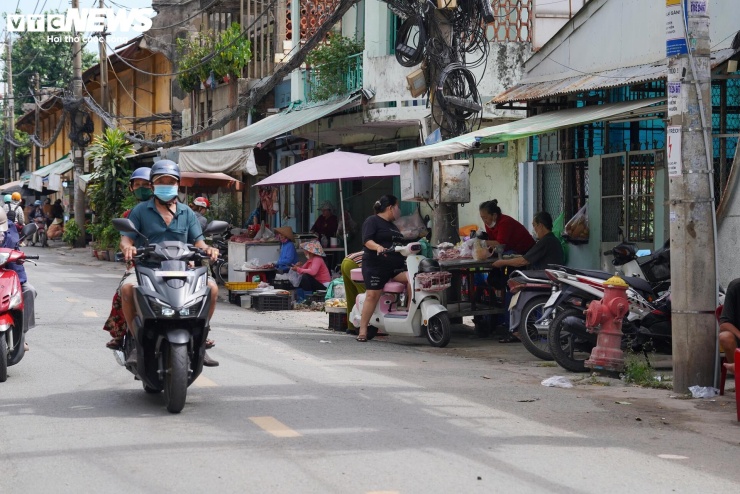 Sinh sống trên đường Cây Sung, bà Lê Mỹ Duyên (61 tuổi) cho biết nhiều hộ dân tại đây đã bàn giao mặt bằng hơn 10 năm trước và mong dự án sớm được triển khai. "Dự án kéo dài nhiều năm nhưng vẫn chưa thấy làm. Hy vọng công trình sớm thực hiện để người dân đi lại thuận tiện hơn, không còn phải đi đường vòng", bà Duyên nói.