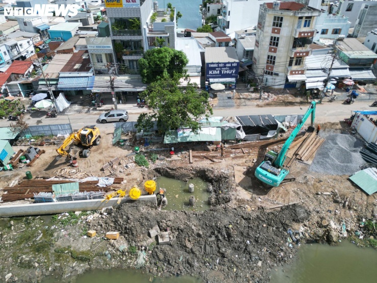Trong khi đó, khu vực bờ bắc kênh Đôi tiếp giáp dự án cũng đang triển khai giải tỏa hơn 1.600 căn nhà để mở rộng đường và chỉnh trang đô thị. Khi hoàn thành, các dự án tại khu vực này được kỳ vọng sẽ tăng cường kết nối hạ tầng giao thông, cải thiện cảnh quan và môi trường đô thị.