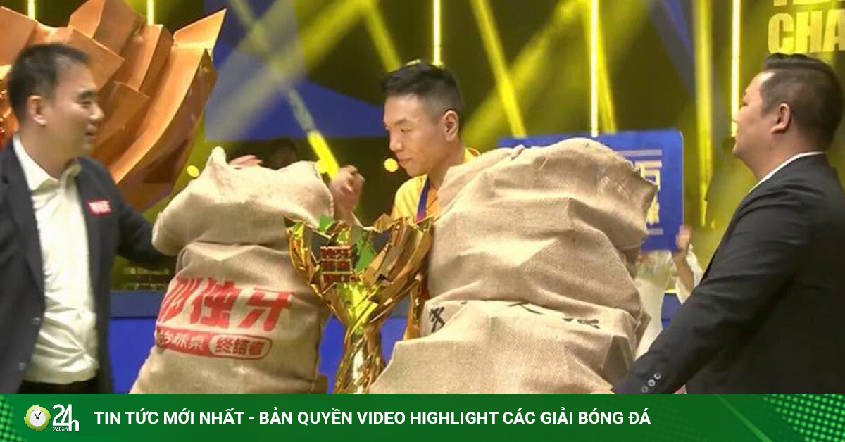 Nhà vô địch bi-a bật khóc nhận 58 tỷ đồng, phải lấy 2 bao tải để đựng tiền thưởng