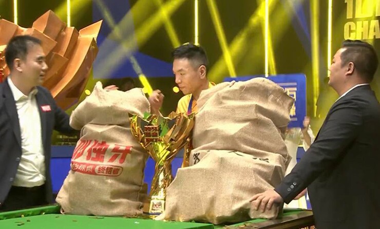 Wu Jiaqing dùng bao tải đựng "núi" tiền mặt sau khi vô địch