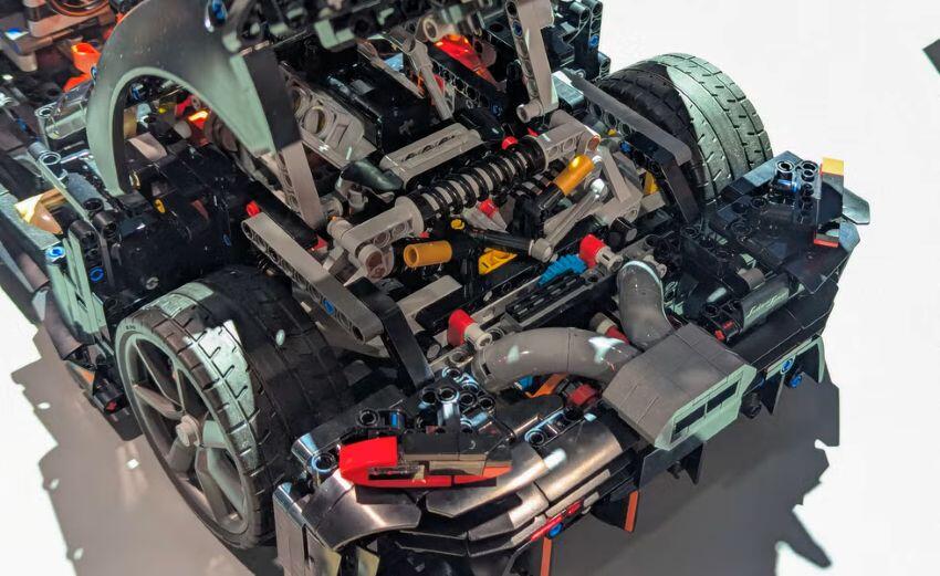 Theo LEGO, dự án này phức tạp đến mức đội ngũ thiết kế phải tạo thêm 19 chi tiết hoàn toàn mới.