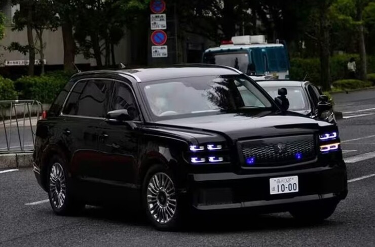 Toyota Century SUV phục vụ Thủ tướng không có nhiều thay đổi về thiết kế so với phiên bản thương mại.