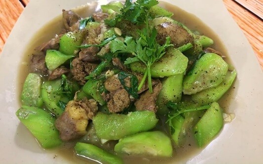 Gan lợn xào mướp là món ăn dễ làm, đổi vị cho mâm cơm gia đình ngày hè.