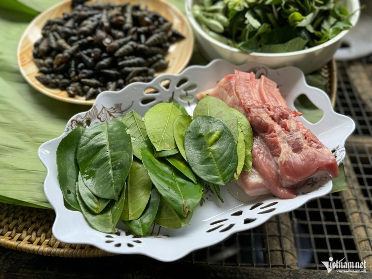 Việc chọn lá bưởi khéo léo cũng giúp nguyên liệu không bị nát khi nướng và khi ăn không bị xơ hay có cảm giác ngăm đắng