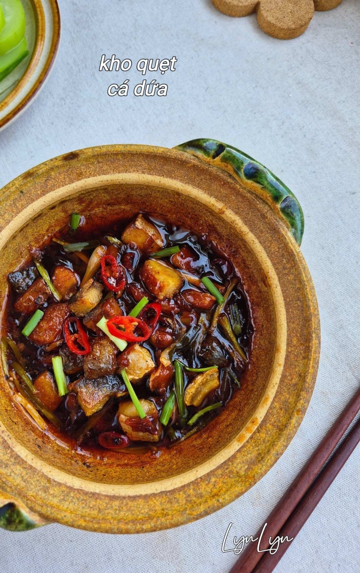 Loại cá ít tanh, thịt săn chắc, tốt cho tim mạch và xương khớp, kho cá cách này đậm đà, giòn thơm đưa cơm cực kì - 3