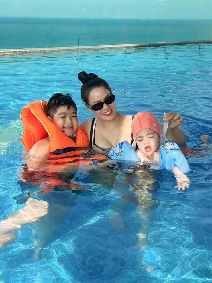 Nhật Kim Anh khoe vẻ gợi cảm với áo tắm hở bạo - 6