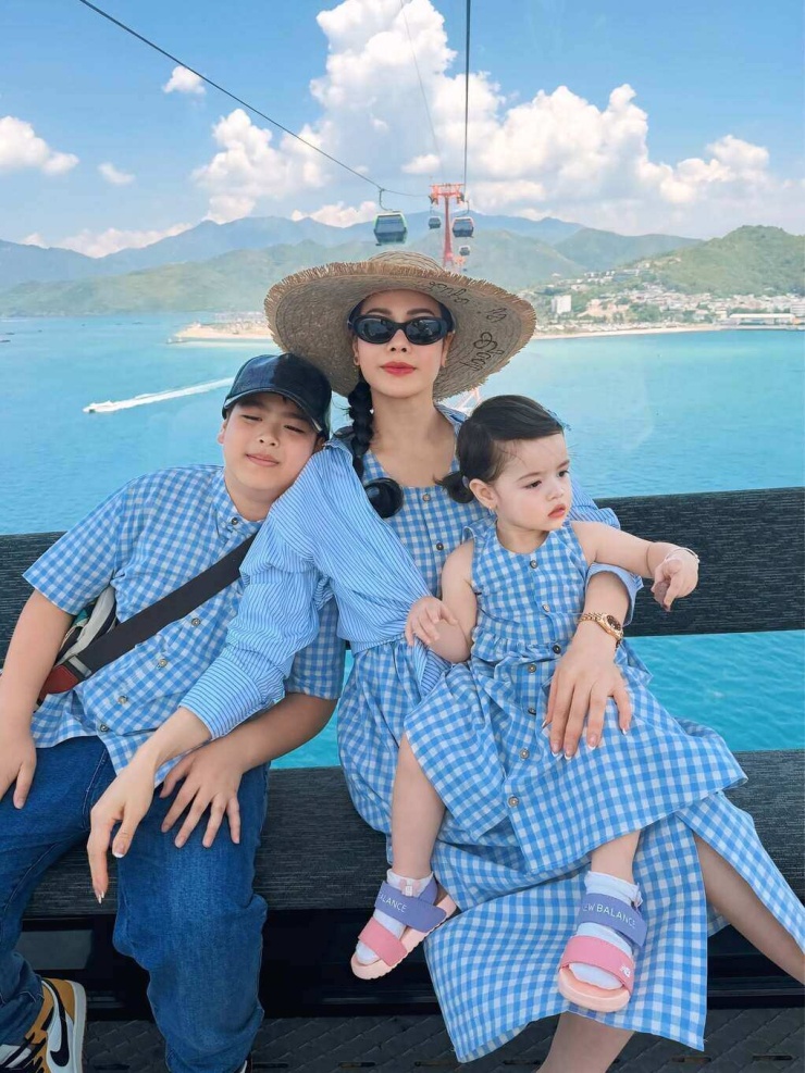 Nhật Kim Anh khoe vẻ gợi cảm với áo tắm hở bạo - 9