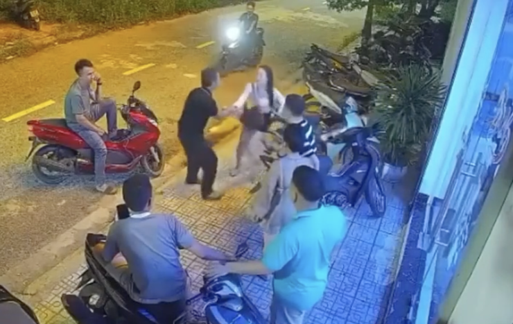Nam trêu ghẹo rồi tấn công cô gái. Ảnh cắt từ clip