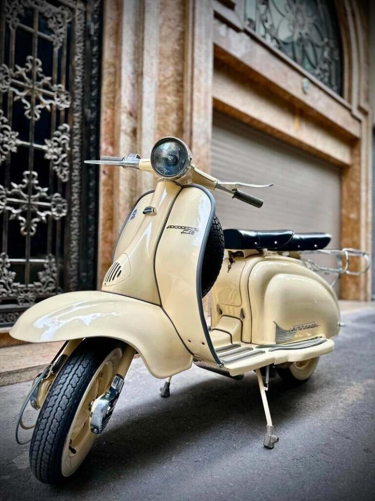 Xe sở hữu màu sơn kem ngà cổ điển rất hợp với phong cách thập niên 1960.