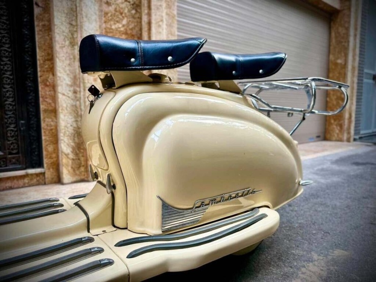 Ở thân xe, logo kim loại Lambretta vẫn sắc nét, các nẹp trang trí bằng nhôm và crom còn khá đẹp sau nhiều năm. 