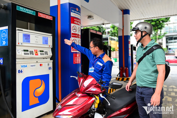 Giá xăng dầu trong nước duy trì ở mức thấp. Ảnh: Nguyễn Huế