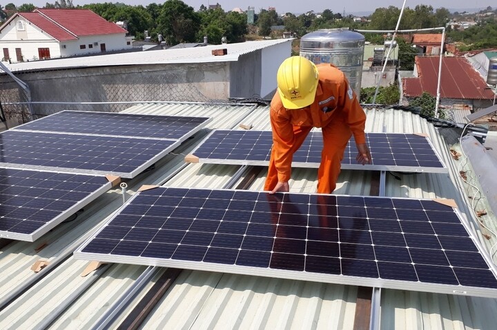 Muốn lắp điện mặt trời mái nhà tự dùng, người dân cần làm gì? - 1
