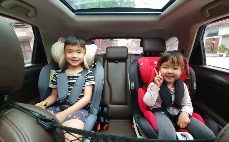 Trẻ em dưới 10 tuổi hoặc cao dưới 1,35 m bắt buộc phải được sử dụng một số Ảnh: Ngô Minh