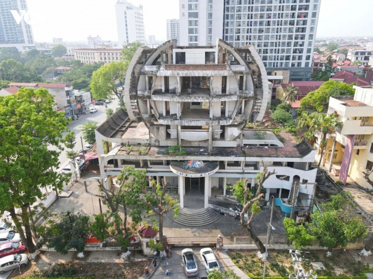 Một trong những công trình xuống cấp rõ nhất là trụ sở cũ của Đài Phát thanh và Truyền hình tỉnh Bắc Giang cũ tại số 1 đường Hoàng Văn Thụ. Từ năm 2013, sau khi đơn vị chuyển đến trụ sở mới, tòa nhà gần như bị bỏ không, không được sửa chữa hay khai thác.