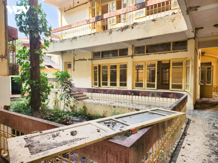 Lãnh đạo Chi nhánh Trung tâm Phát triển quỹ đất Bắc Giang cho biết, đơn vị từng treo biển cho thuê các trụ sở nhằm tránh lãng phí tài sản công, tuy nhiên, đến nay vẫn chưa tìm được đơn vị thuê. Hiện cơ quan chức năng đang hoàn thiện các thủ tục để trình UBND tỉnh Bắc Ninh tổ chức đấu giá quyền sử dụng đất đối với các khu đất này.