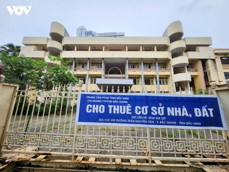 Không chỉ trụ sở Đài Phát thanh và Truyền hình, nhiều trụ sở cũ khác như Viện Kiểm sát nhân dân, Sở Tư pháp và Tòa TAND tỉnh Bắc Giang trước đây (cũ) cũng trong tình trạng tương tự sau khi các đơn vị chuyển về địa điểm làm việc mới.